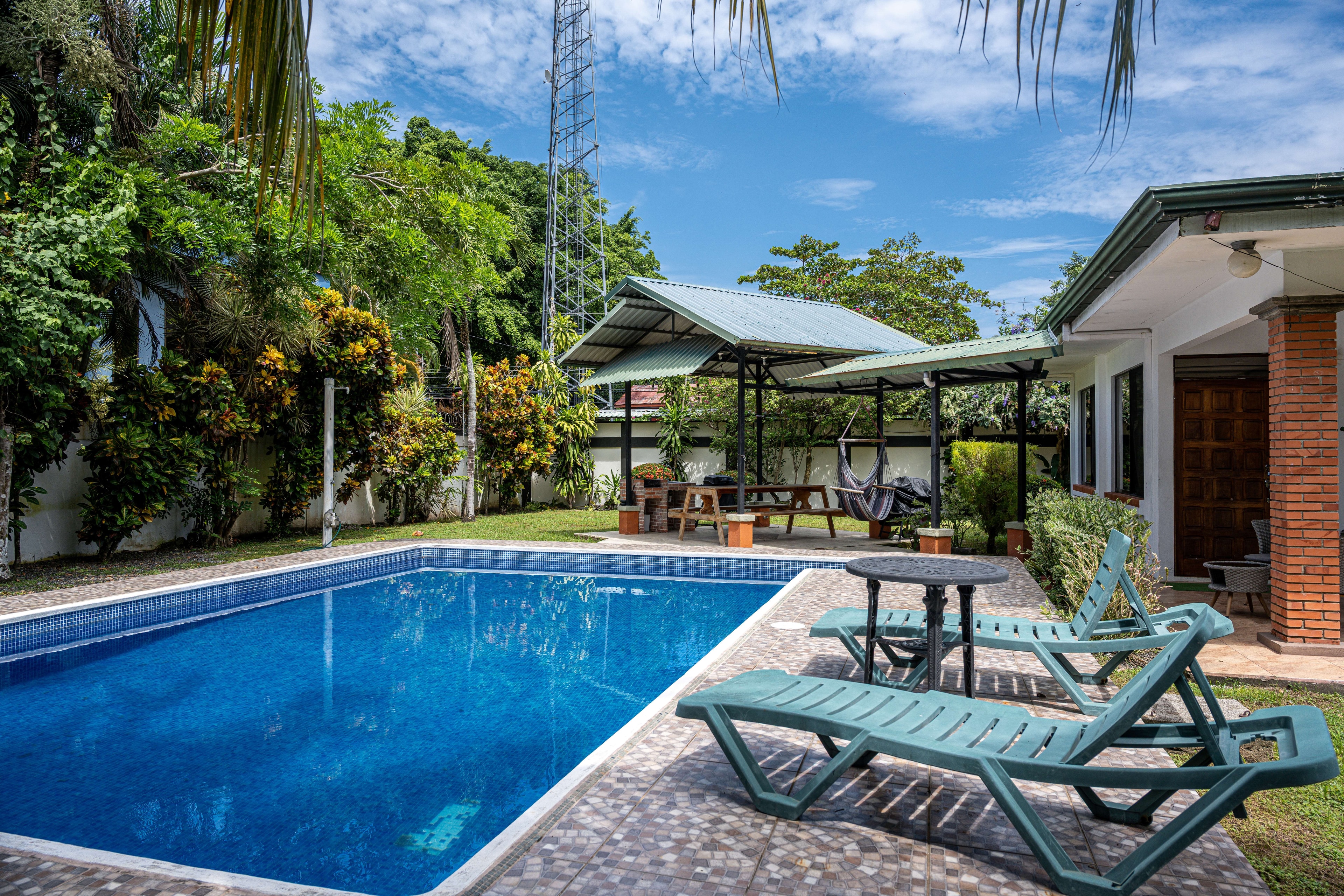 Pool with sun loungers at the Jacó house